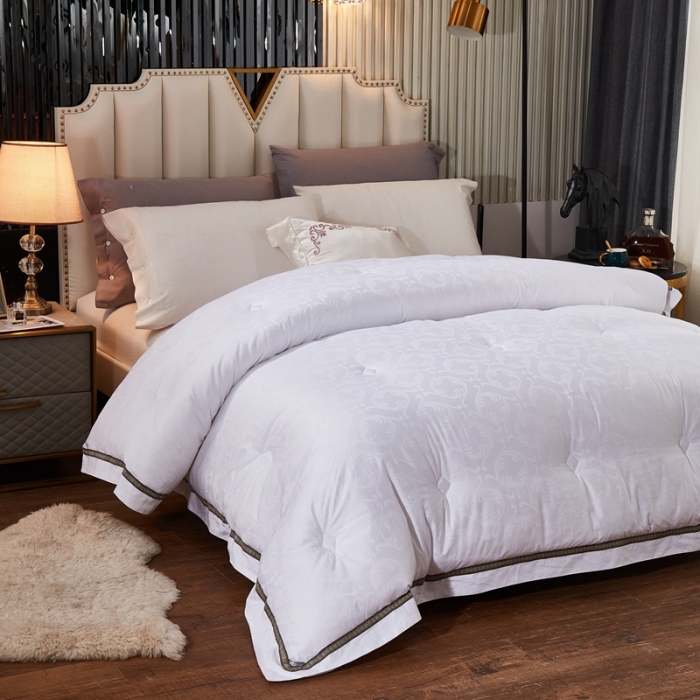 91家纺网 家纺一手货源 找家纺 啊雅家居 2025新款60S全棉贡缎提花大豆羽丝绒被 洁白色