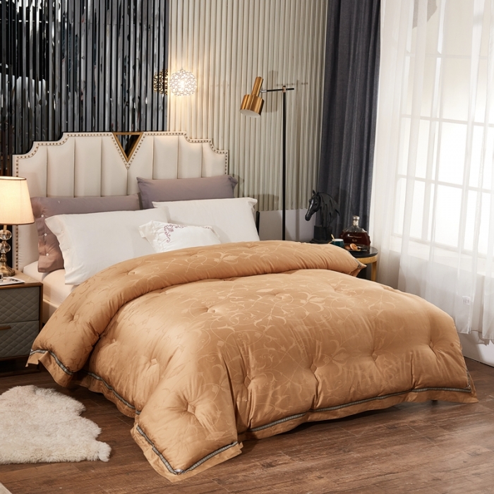 91家纺网 家纺一手货源 找家纺 啊雅家居 2025新款60S全棉贡缎提花大豆羽丝绒被 浅咖色