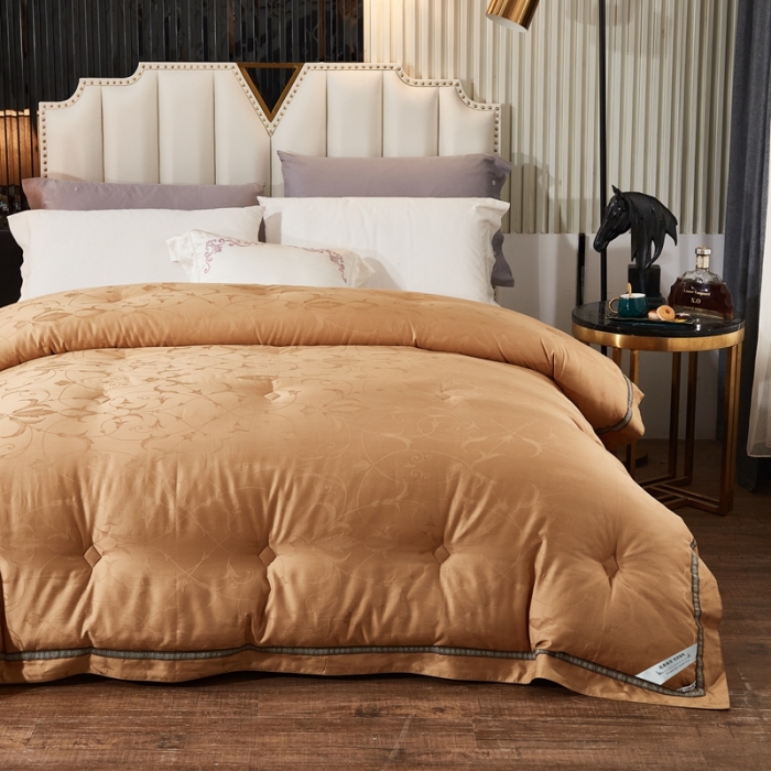 91家纺网 家纺一手货源 找家纺 啊雅家居 2025新款60S全棉贡缎提花大豆羽丝绒被 浅咖色