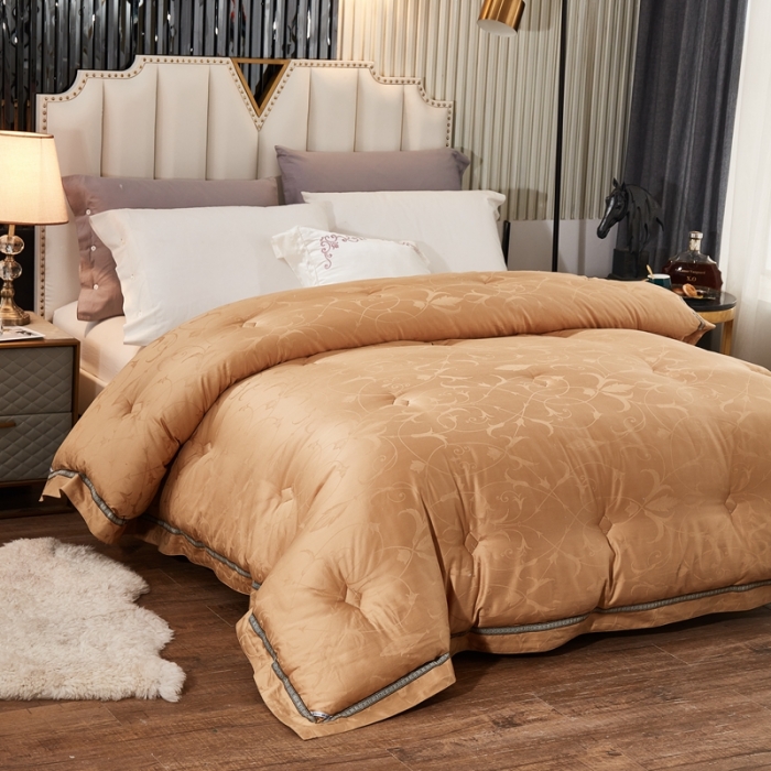 91家纺网 家纺一手货源 找家纺 啊雅家居 2025新款60S全棉贡缎提花大豆羽丝绒被 浅咖色