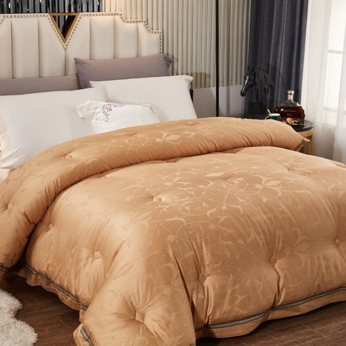 91家纺网 家纺一手货源 找家纺 啊雅家居 2025新款60S全棉贡缎提花大豆羽丝绒被 浅咖色