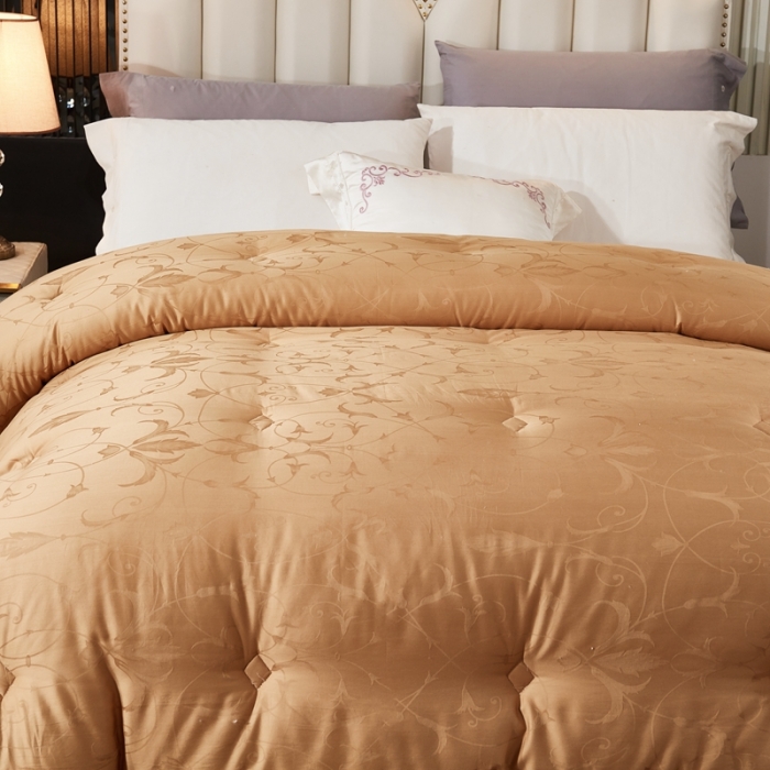 91家纺网 家纺一手货源 找家纺 啊雅家居 2025新款60S全棉贡缎提花大豆羽丝绒被 浅咖色