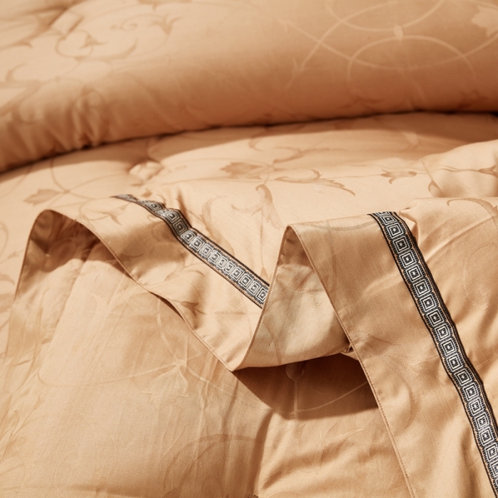 91家纺网 家纺一手货源 找家纺 啊雅家居 2025新款60S全棉贡缎提花大豆羽丝绒被 浅咖色