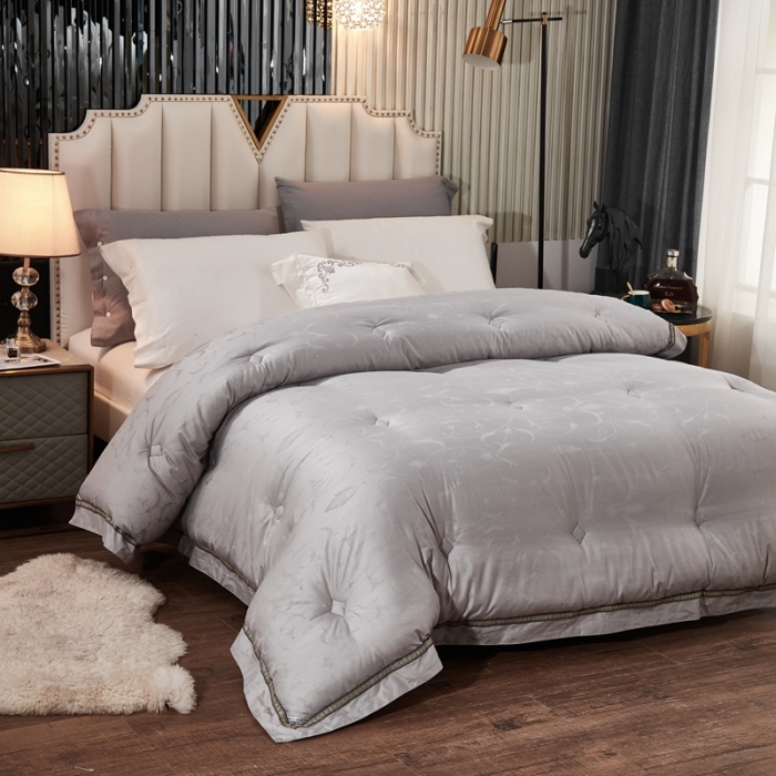 91家纺网 家纺一手货源 找家纺 啊雅家居 2025新款60S全棉贡缎提花大豆羽丝绒被 银灰色