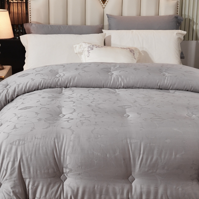 91家纺网 家纺一手货源 找家纺 啊雅家居 2025新款60S全棉贡缎提花大豆羽丝绒被 银灰色