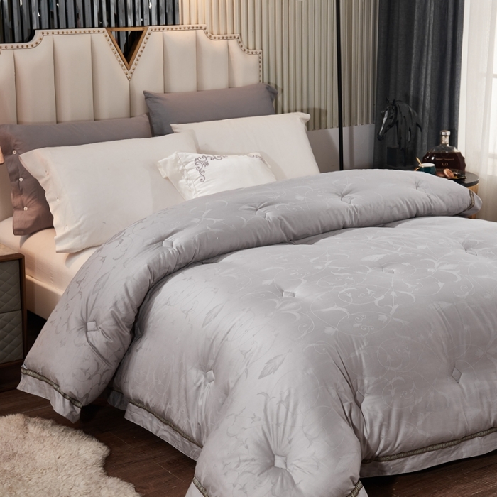 91家纺网 家纺一手货源 找家纺 啊雅家居 2025新款60S全棉贡缎提花大豆羽丝绒被 银灰色
