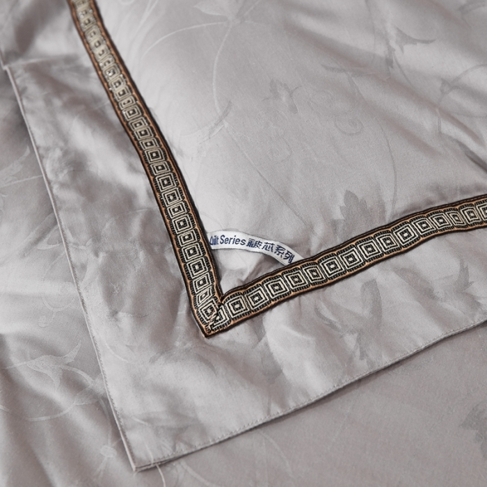 91家纺网 家纺一手货源 找家纺 啊雅家居 2025新款60S全棉贡缎提花大豆羽丝绒被 银灰色