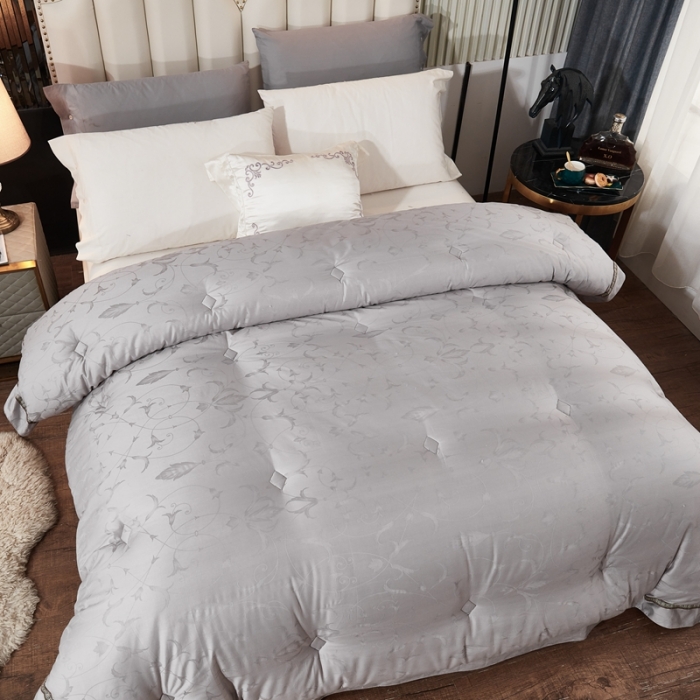 91家纺网 家纺一手货源 找家纺 啊雅家居 2025新款60S全棉贡缎提花大豆羽丝绒被 银灰色