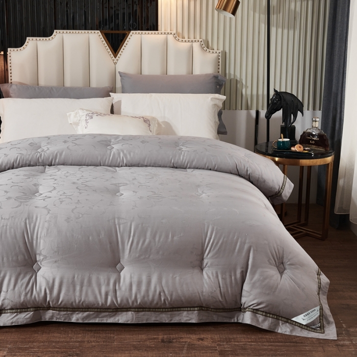 91家纺网 家纺一手货源 找家纺 啊雅家居 2025新款60S全棉贡缎提花大豆羽丝绒被 银灰色