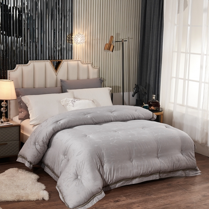 91家纺网 家纺一手货源 找家纺 啊雅家居 2025新款60S全棉贡缎提花大豆羽丝绒被 银灰色