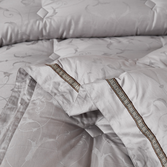 91家纺网 家纺一手货源 找家纺 啊雅家居 2025新款60S全棉贡缎提花大豆羽丝绒被 银灰色