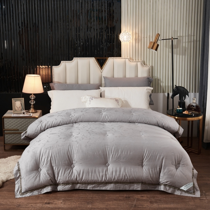 91家纺网 家纺一手货源 找家纺 啊雅家居 2025新款60S全棉贡缎提花大豆羽丝绒被 银灰色