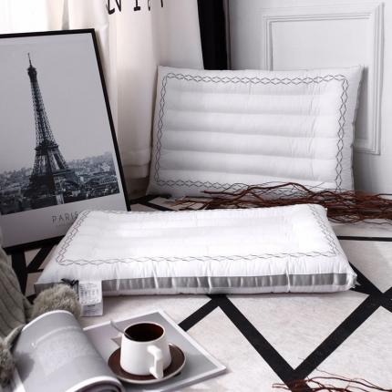 91家纺网 家纺一手货源 找家纺 她喜爱枕芯枕头 立体织带时尚全棉绗绣低枕-菲·简素枕芯