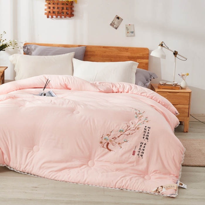 91家纺网 家纺一手货源 找家纺 （总）啊雅家居2025新款肌理纹绣花花边羽丝绒被