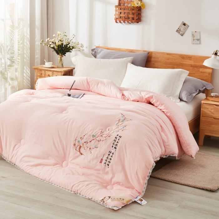 91家纺网 家纺一手货源 找家纺 （总）啊雅家居2025新款肌理纹绣花花边羽丝绒被