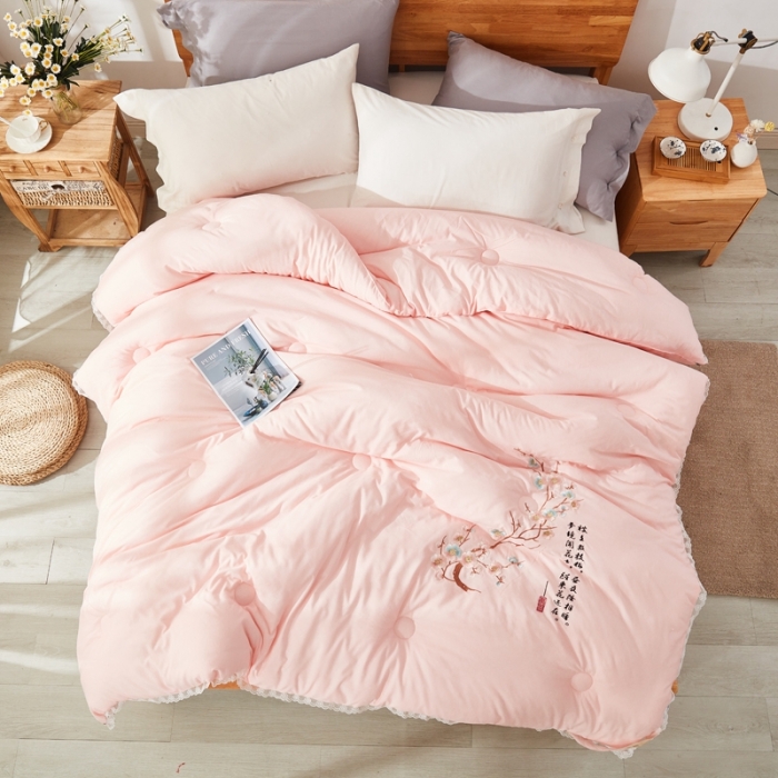 91家纺网 家纺一手货源 找家纺 （总）啊雅家居2025新款肌理纹绣花花边羽丝绒被