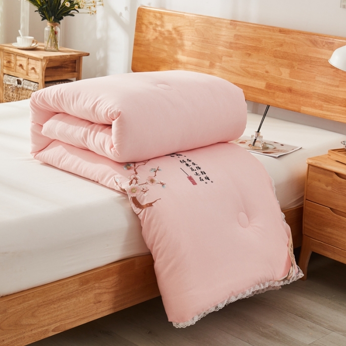 91家纺网 家纺一手货源 找家纺 （总）啊雅家居2025新款肌理纹绣花花边羽丝绒被