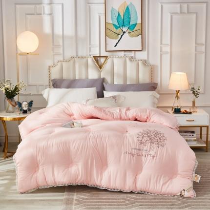 91家纺网 家纺一手货源 找家纺 啊雅家居2025新款肌理纹绣花花边羽丝绒被发财树粉玉色