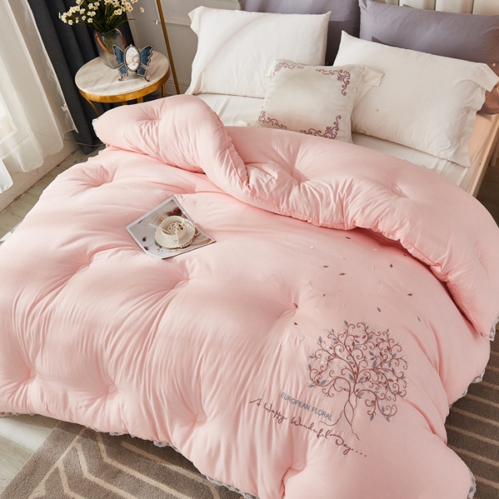 91家纺网 家纺一手货源 找家纺 啊雅家居2025新款肌理纹绣花花边羽丝绒被发财树粉玉色