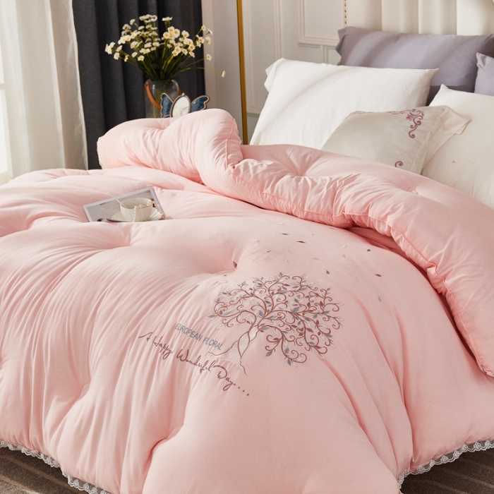 91家纺网 家纺一手货源 找家纺 啊雅家居2025新款肌理纹绣花花边羽丝绒被发财树粉玉色