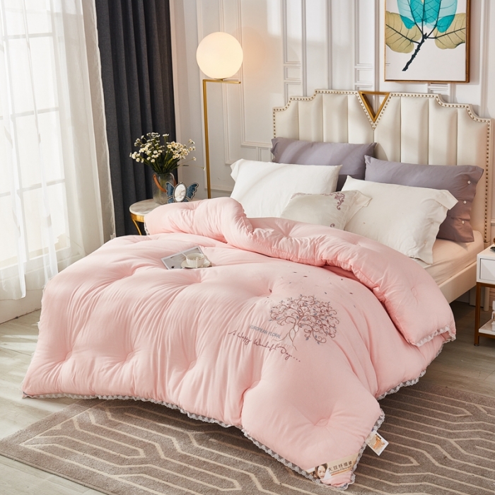 91家纺网 家纺一手货源 找家纺 啊雅家居2025新款肌理纹绣花花边羽丝绒被发财树粉玉色