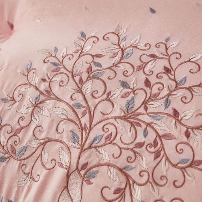 91家纺网 家纺一手货源 找家纺 啊雅家居2025新款肌理纹绣花花边羽丝绒被发财树粉玉色