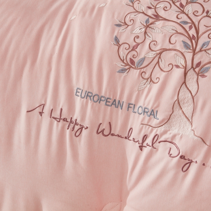 91家纺网 家纺一手货源 找家纺 啊雅家居2025新款肌理纹绣花花边羽丝绒被发财树粉玉色