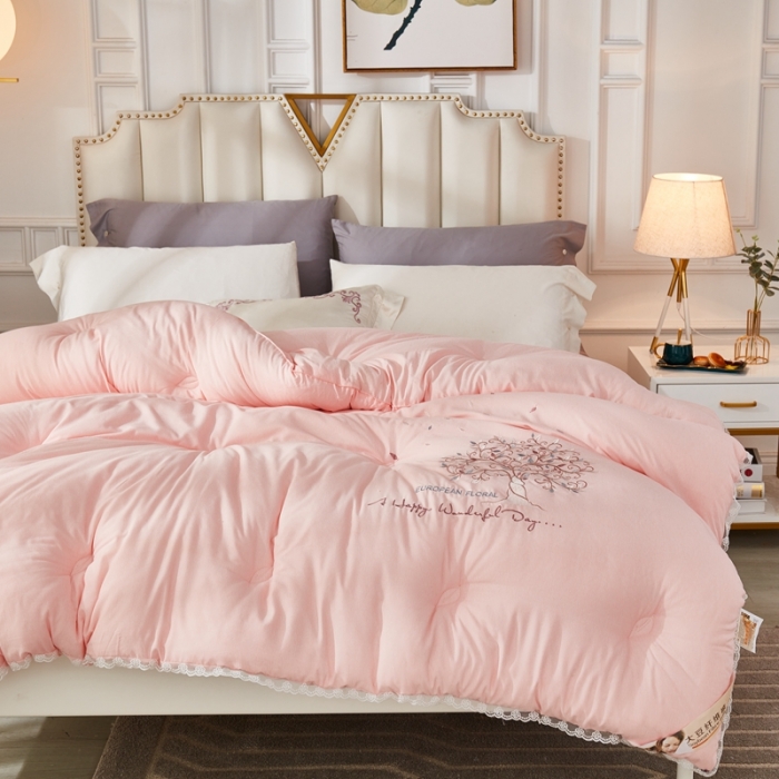 91家纺网 家纺一手货源 找家纺 啊雅家居2025新款肌理纹绣花花边羽丝绒被发财树粉玉色