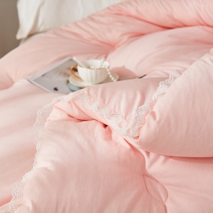 91家纺网 家纺一手货源 找家纺 啊雅家居2025新款肌理纹绣花花边羽丝绒被发财树粉玉色