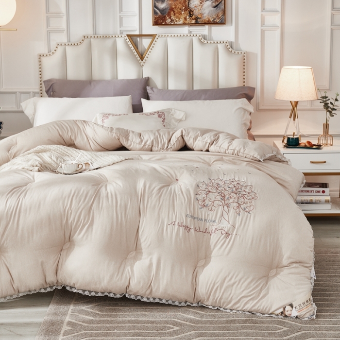 91家纺网 家纺一手货源 找家纺 啊雅家居2025新款肌理纹绣花花边羽丝绒被发财树米黄色