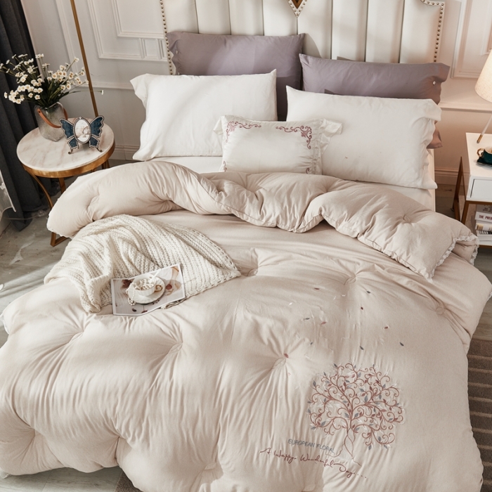 91家纺网 家纺一手货源 找家纺 啊雅家居2025新款肌理纹绣花花边羽丝绒被发财树米黄色