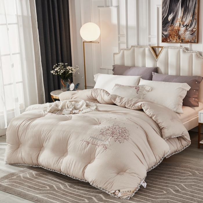 91家纺网 家纺一手货源 找家纺 啊雅家居2025新款肌理纹绣花花边羽丝绒被发财树米黄色