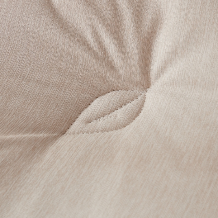 91家纺网 家纺一手货源 找家纺 啊雅家居2025新款肌理纹绣花花边羽丝绒被发财树米黄色