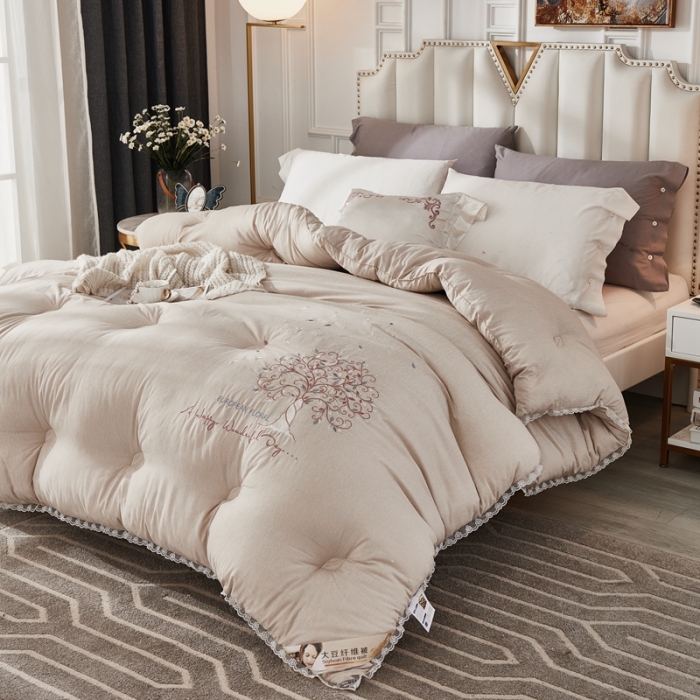 91家纺网 家纺一手货源 找家纺 啊雅家居2025新款肌理纹绣花花边羽丝绒被发财树米黄色