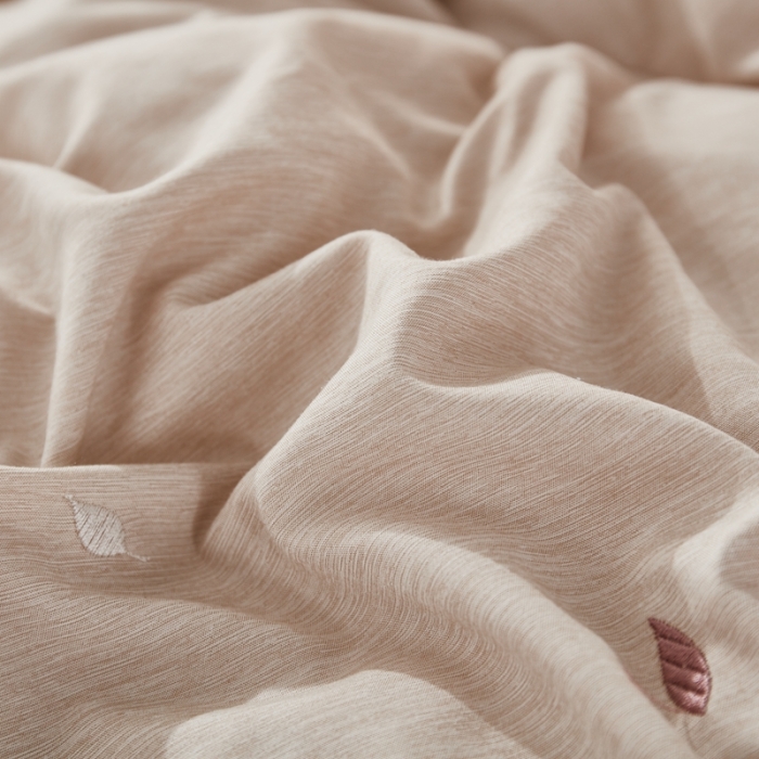 91家纺网 家纺一手货源 找家纺 啊雅家居2025新款肌理纹绣花花边羽丝绒被发财树米黄色