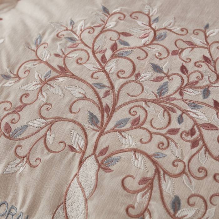 91家纺网 家纺一手货源 找家纺 啊雅家居2025新款肌理纹绣花花边羽丝绒被发财树米黄色