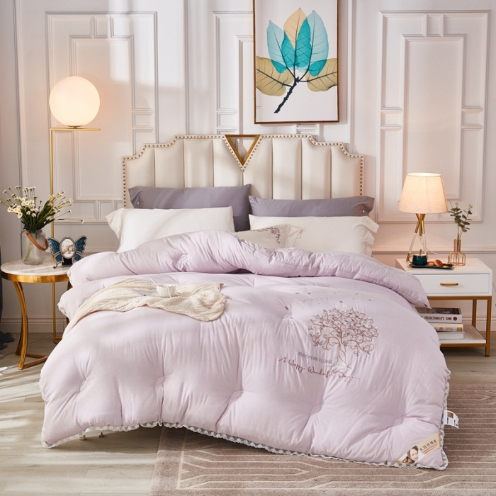 91家纺网 家纺一手货源 找家纺 啊雅家居2025新款肌理纹绣花花边羽丝绒被发财树浅紫色