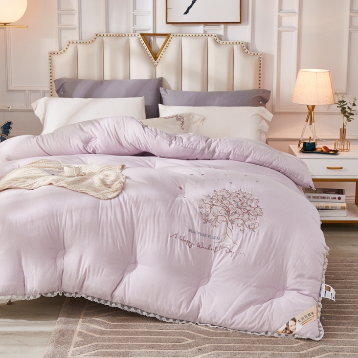 91家纺网 家纺一手货源 找家纺 啊雅家居2025新款肌理纹绣花花边羽丝绒被发财树浅紫色