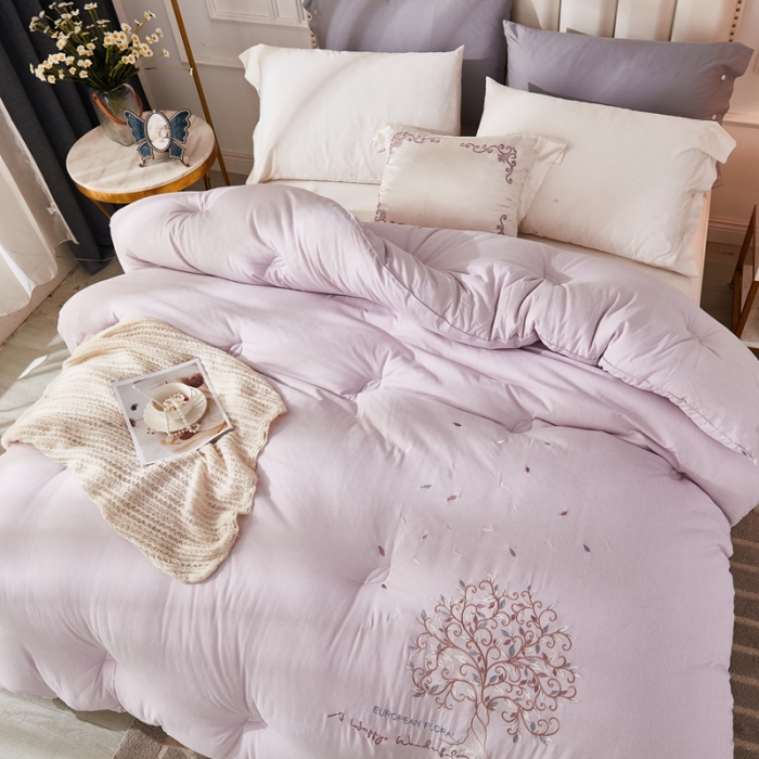 91家纺网 家纺一手货源 找家纺 啊雅家居2025新款肌理纹绣花花边羽丝绒被发财树浅紫色