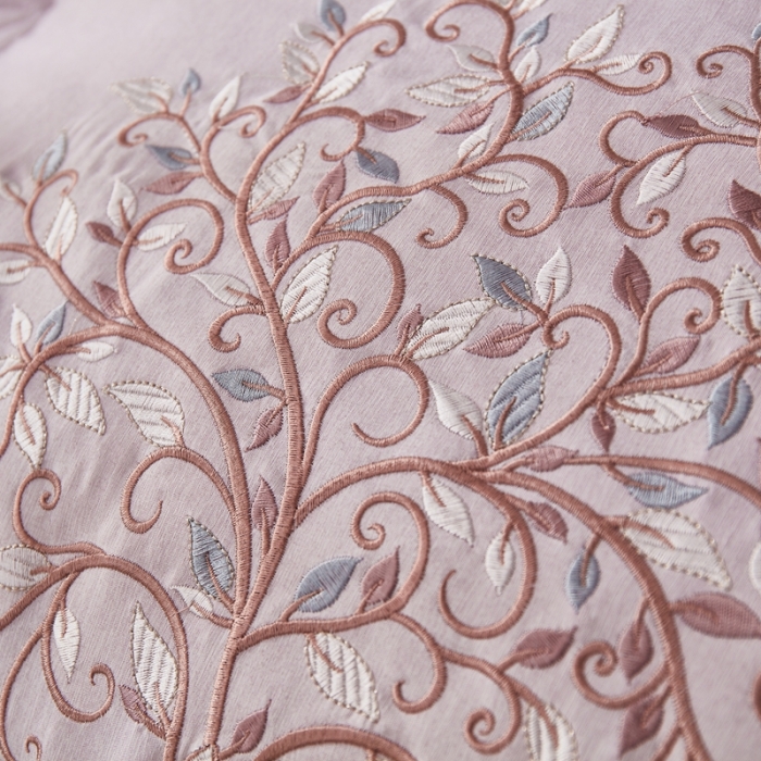 91家纺网 家纺一手货源 找家纺 啊雅家居2025新款肌理纹绣花花边羽丝绒被发财树浅紫色