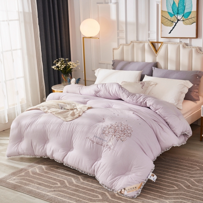 91家纺网 家纺一手货源 找家纺 啊雅家居2025新款肌理纹绣花花边羽丝绒被发财树浅紫色