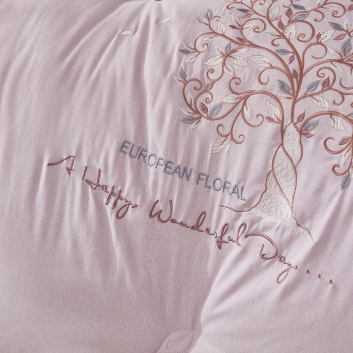 91家纺网 家纺一手货源 找家纺 啊雅家居2025新款肌理纹绣花花边羽丝绒被发财树浅紫色