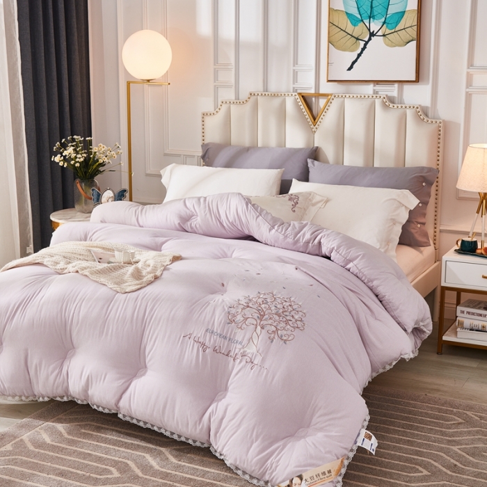 91家纺网 家纺一手货源 找家纺 啊雅家居2025新款肌理纹绣花花边羽丝绒被发财树浅紫色