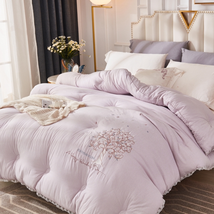 91家纺网 家纺一手货源 找家纺 啊雅家居2025新款肌理纹绣花花边羽丝绒被发财树浅紫色
