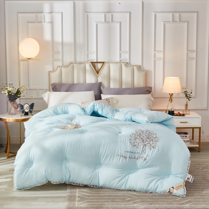 91家纺网 家纺一手货源 找家纺 啊雅家居2025新款肌理纹绣花花边羽丝绒被发财树天兰色