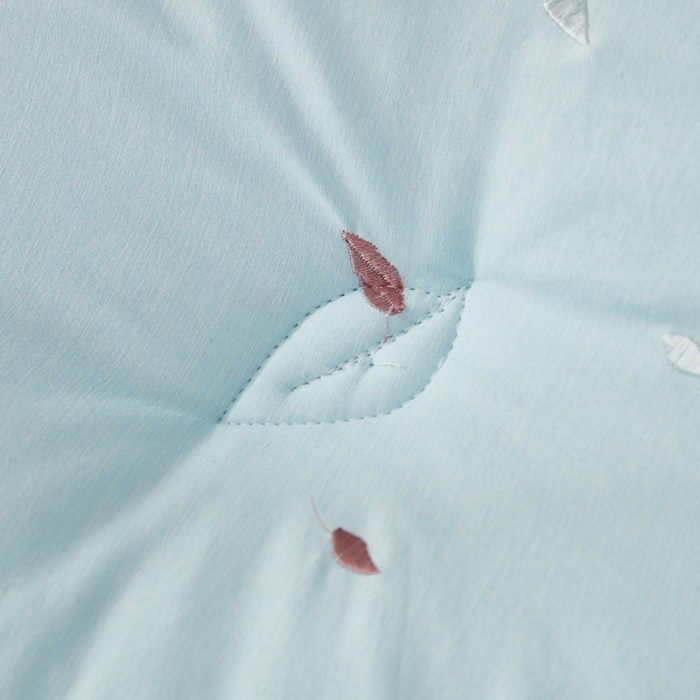 91家纺网 家纺一手货源 找家纺 啊雅家居2025新款肌理纹绣花花边羽丝绒被发财树天兰色