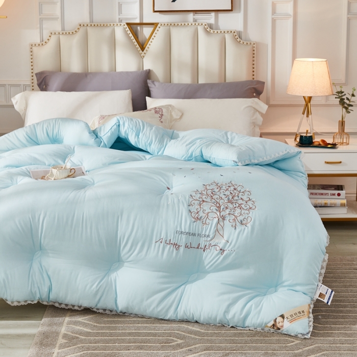 91家纺网 家纺一手货源 找家纺 啊雅家居2025新款肌理纹绣花花边羽丝绒被发财树天兰色