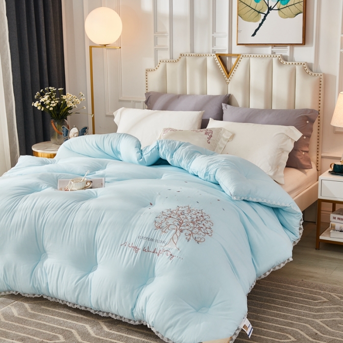 91家纺网 家纺一手货源 找家纺 啊雅家居2025新款肌理纹绣花花边羽丝绒被发财树天兰色