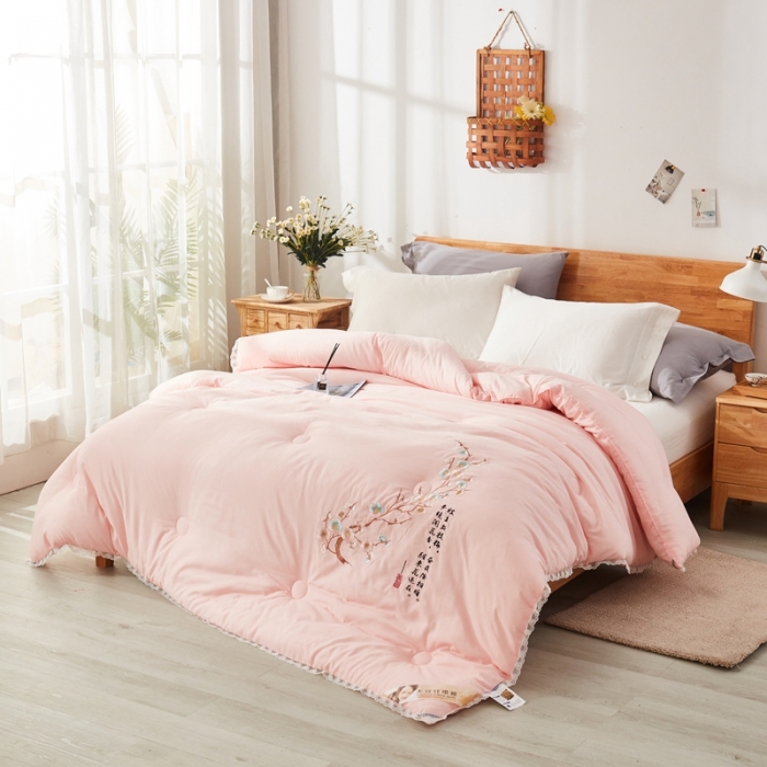 91家纺网 家纺一手货源 找家纺 啊雅家居2025新款肌理纹绣花花边羽丝绒被夜香梅 粉玉色