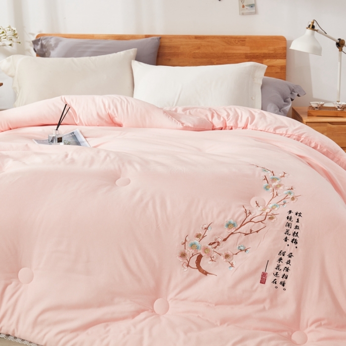 91家纺网 家纺一手货源 找家纺 啊雅家居2025新款肌理纹绣花花边羽丝绒被夜香梅 粉玉色